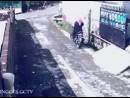 逗比劫匪騎車搶劫女子，反被女子奪車逃走