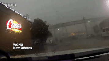 好可怕！大風把火車從橋上吹了下來
