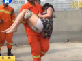 女子要跳樓 究竟為哪般？