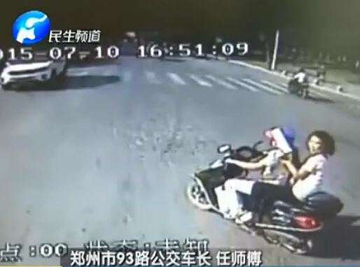 電動(dòng)闖紅燈 公交車(chē)買(mǎi)單