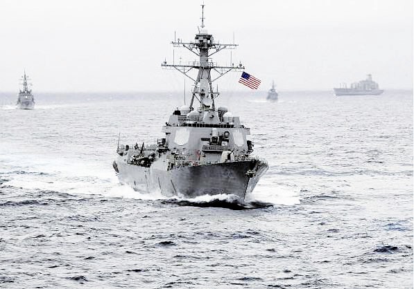 美軍艦非法進(jìn)入中國海域?yàn)槟陌悖? width=