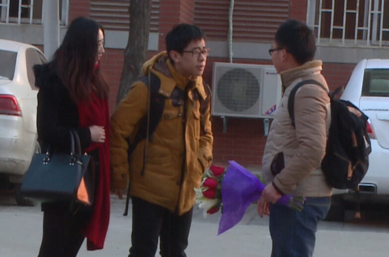美女請(qǐng)你假裝其男友拒絕追求者，你會(huì)怎么辦？