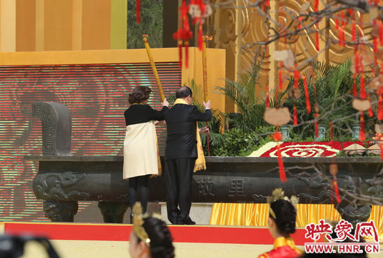 中國國民黨副主席蔣孝嚴(yán)及其夫人凈手上香 。映象網(wǎng)記者 邵恰 攝
