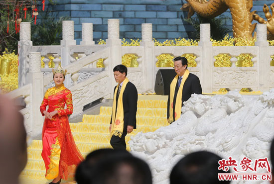 　河南省委書記、省人大常委會主任郭庚茂，河南省省長謝伏瞻敬獻花籃。映象網(wǎng)記者 邵恰 攝