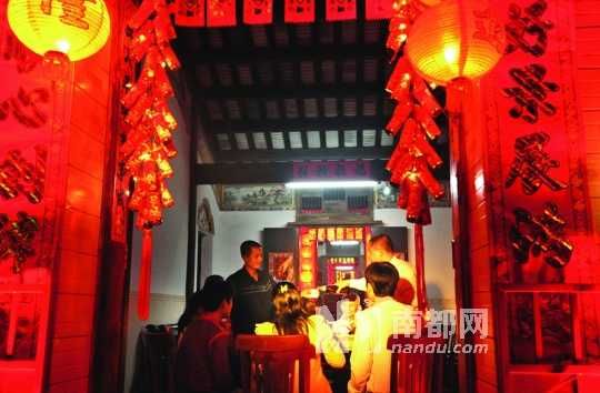 　　海口人把除夕的年夜飯稱為“吃圍爐”。