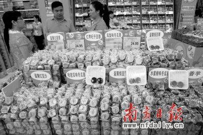散裝月餅因其實(shí)惠的價(jià)格、豐富的口味而受到市民的青睞。