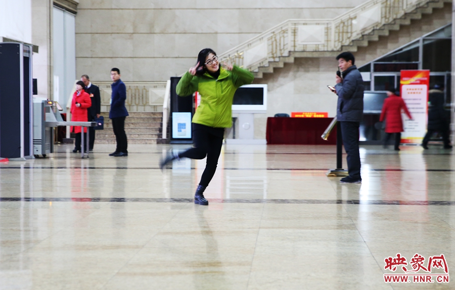 南樂天完成一個采訪后，興奮的跳了起來。