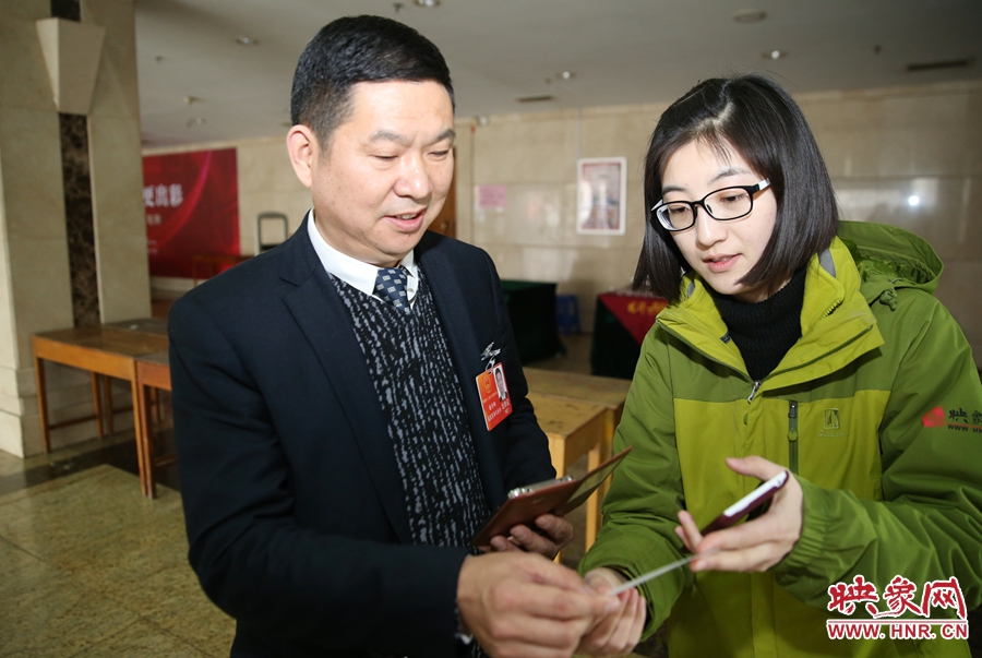 幫代表使用大象融媒映象網(wǎng)微信打印機現(xiàn)場打印照片。