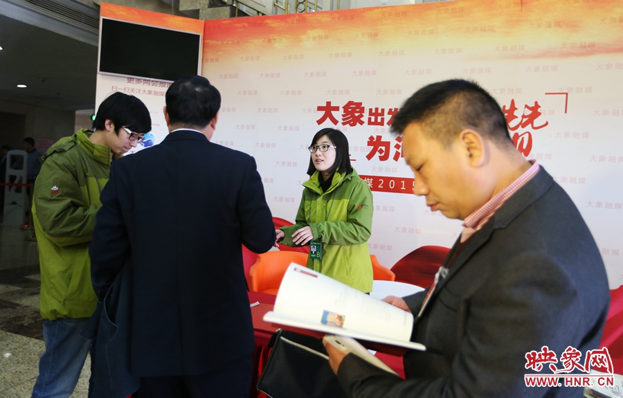 向代表、委員講解大象融媒旗下出品的新聞產(chǎn)品。
