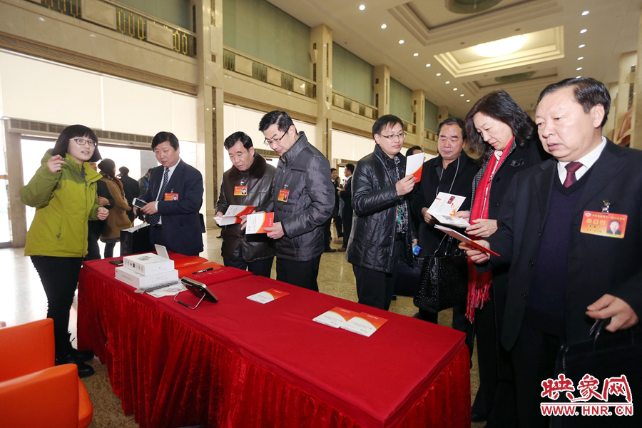 向代表、委員講解大象融媒旗下出品的新聞產(chǎn)品。