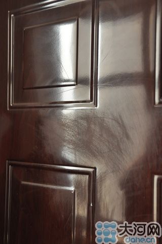 　雖然王先生用砂紙打磨過，但是“奠字”仍依稀可見