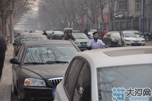 　業(yè)主將車停到經(jīng)一路上，給路人造成很大的不便