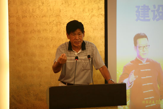 原河南省農(nóng)業(yè)廳副廳長(zhǎng)、現(xiàn)任河南省土壤肥料協(xié)會(huì)秘書長(zhǎng)肖興貴發(fā)表講話