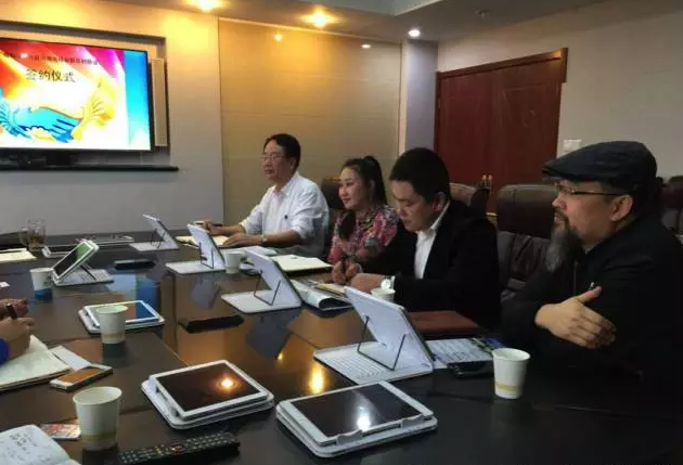 從右至左依次為趙財(cái)神，雅購供銷CEO許濤，農(nóng)團(tuán)聯(lián)盟創(chuàng)始人王婷。