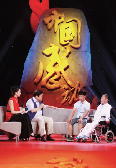 肇恒君（右一）天生殘疾，但是他自兒時(shí)起就有著一個(gè)音樂(lè)夢(mèng)