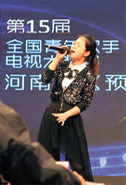 選手們演唱很賣力，要把最好的一面展現(xiàn)給評委
