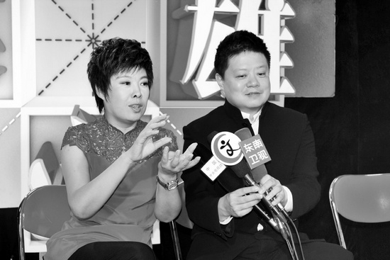 《漢字英雄》主持人馬東（右）、嘉賓于丹在向媒體推介節(jié)目