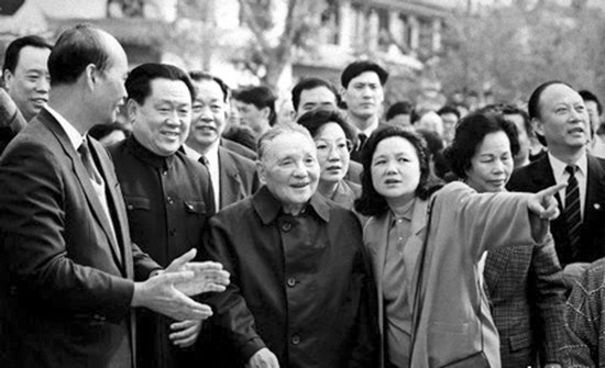 1992年，鄧小平南巡 圖片來自中國(guó)共產(chǎn)黨新聞網(wǎng)
