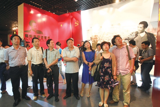 河南電視臺(tái)、河南人民廣播電臺(tái)、河南省詩(shī)歌學(xué)會(huì)的專(zhuān)家、詩(shī)人、記者等數(shù)十人赴蘭考焦裕祿紀(jì)念園采風(fēng)學(xué)習(xí)
