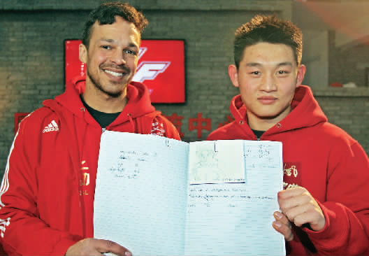 　　約瑟夫手繪了每個(gè)選手的肖像，認(rèn)認(rèn)真真地用字母拼寫(xiě)出選手的中文名字附注?！翱?，這個(gè)是鄭召玉喲”