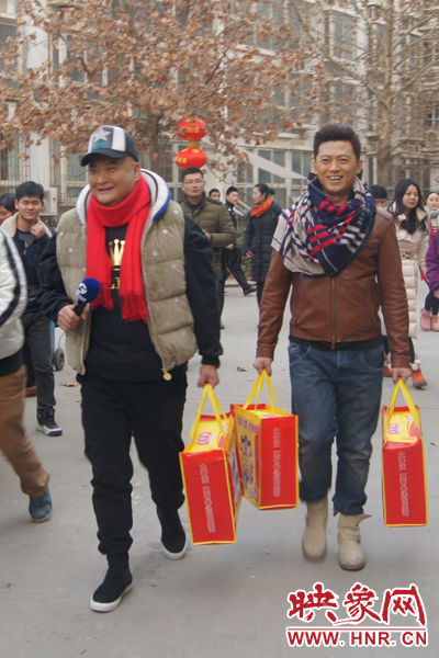 兩位明星前往住戶(hù)家里送“富貴”