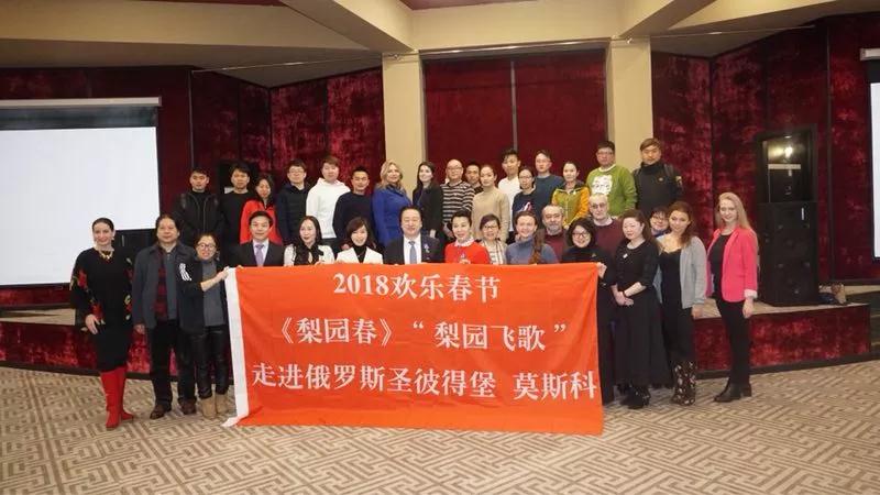 《梨園春》與俄羅斯文化學(xué)者開(kāi)展座談會(huì)，共同交流中俄藝術(shù)文化的發(fā)展并互贈(zèng)禮物