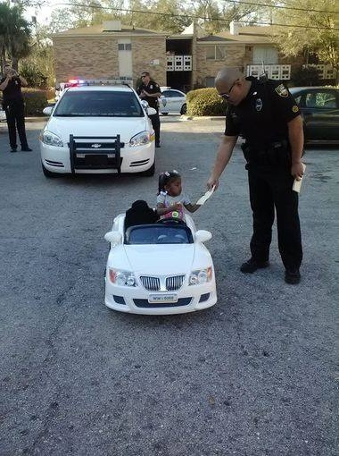 2歲女娃家門口駕駛玩具車被警察“開(kāi)罰單”（圖）
