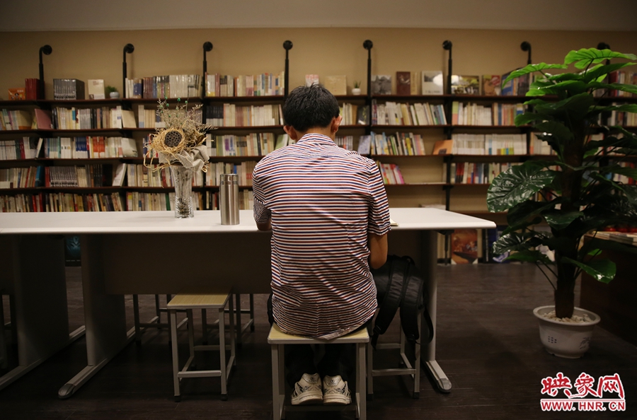 5月23日晚，鄭州一家24小時(shí)（周五、周六）書店?duì)I業(yè)。慕名而來(lái)的客人在看書。