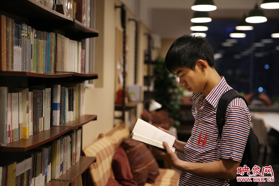 袁丙鵬，22歲，某大學(xué)大三學(xué)生：在適合的環(huán)境里看書，才能看出境界。