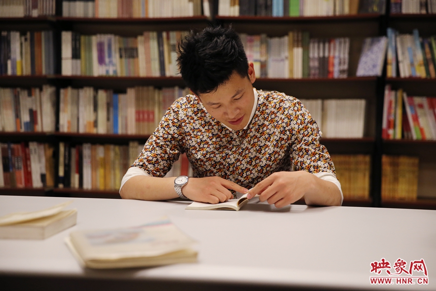李恒，26歲，私營(yíng)業(yè)主：喜歡撫摸紙質(zhì)書的感覺。