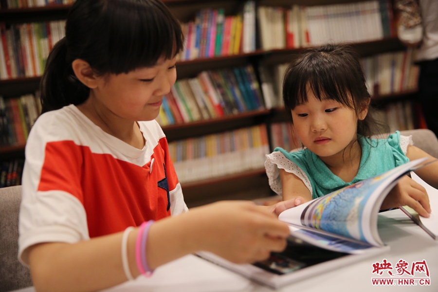 姐姐王藝茹，11歲，小學(xué)五年級(jí)學(xué)生；妹妹王有君，5歲：像喜歡看電視一樣喜歡看書。
