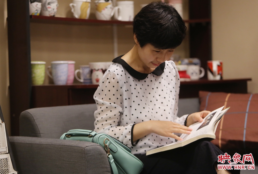 毛韶華，年齡保密，文字工作者：紙質(zhì)書是營(yíng)養(yǎng)餐，電子書是快餐。
