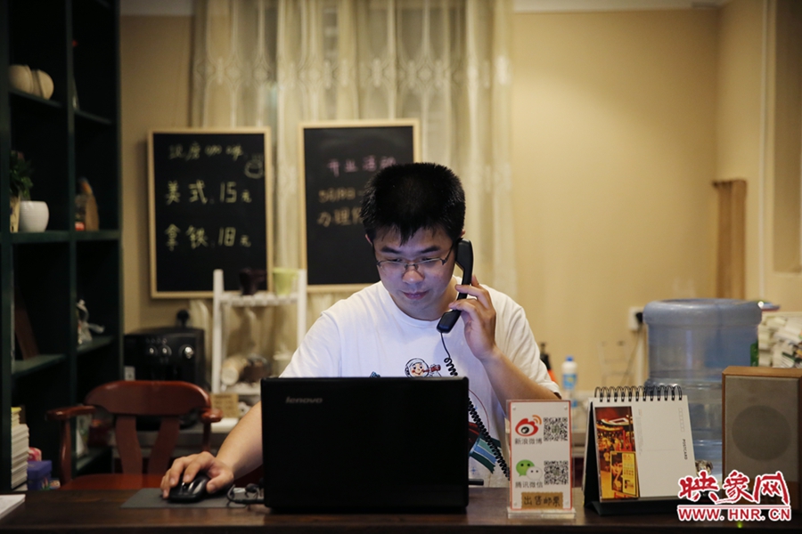 店長(zhǎng)小博，由于書店搬遷至此，經(jīng)常接詢問(wèn)地址的電話。