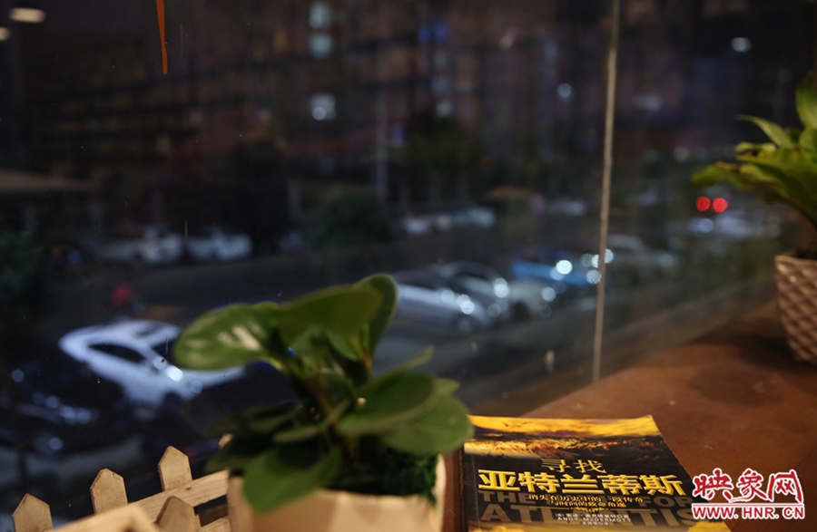 一扇窗，將喧鬧與寧?kù)o分割。