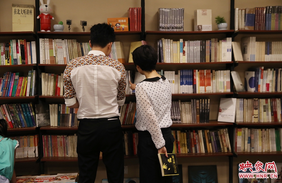 看書的人。
