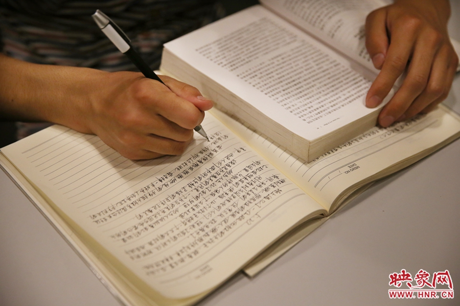 看書的人。