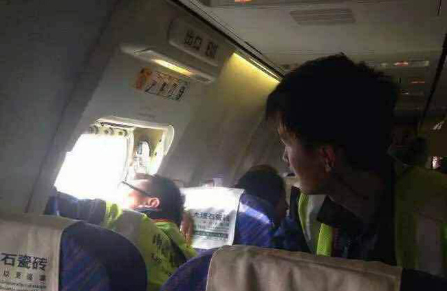 赴韓乘客因好奇打開飛機安全門 拘15日