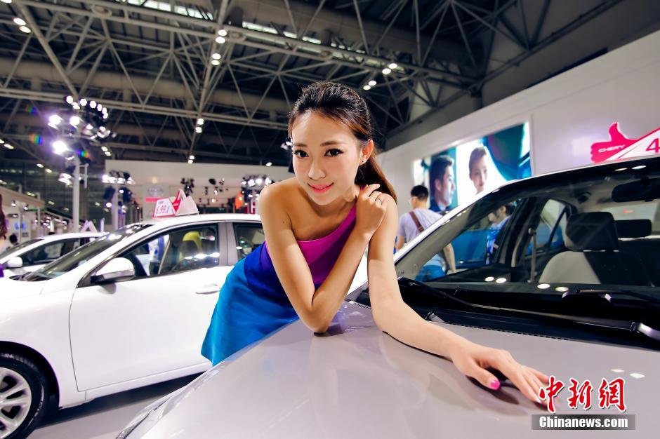 福州國(guó)際車(chē)展開(kāi)幕 眾車(chē)?！盃?zhēng)奇斗艷”