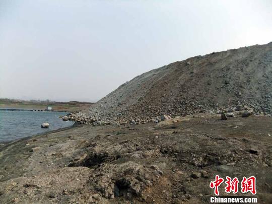 填湖造地，在鴨河水庫非法建設(shè)有越演越烈之勢。吳揚　攝