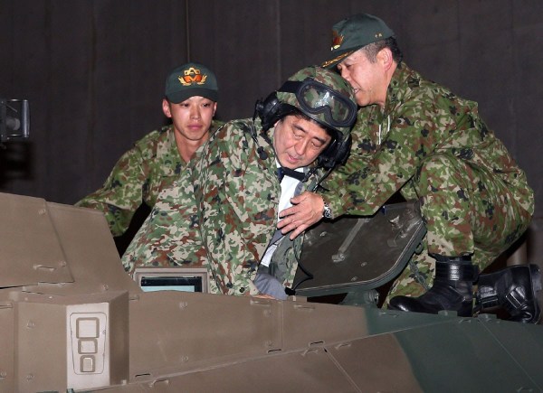 當(dāng)?shù)貢r(shí)間4月27日，日本千葉市，日本首相安倍晉三他身穿迷彩服頭戴鋼盔的登上展出中的日本陸上自衛(wèi)隊(duì)最新