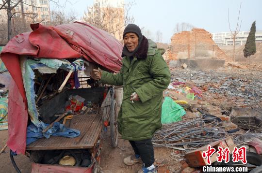 圖為老人向記者講述其生活狀況。周小云 攝