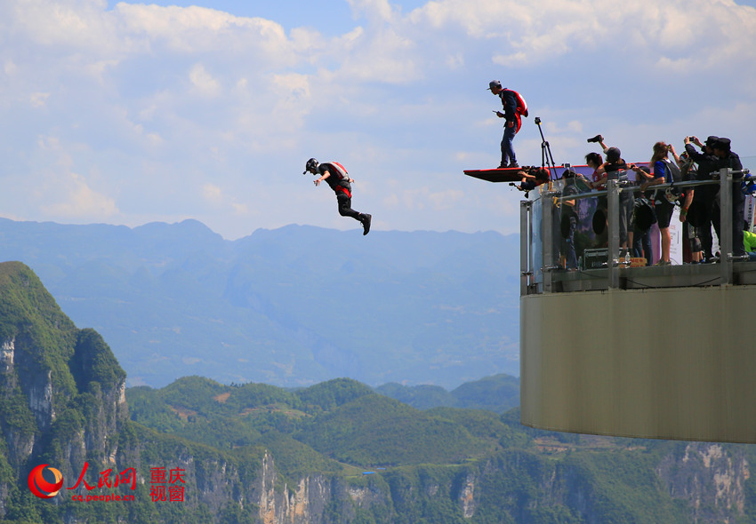 28日，2016世界低空跳傘大賽在重慶云陽龍缸景區(qū)正式開賽。圖為選手角逐中。劉政寧 攝