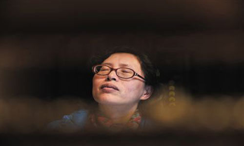 人們將醫(yī)療制度的憤懣情緒，寄托在這個走廊醫(yī)生身上，共同沉浸在受迫害的幻覺之中