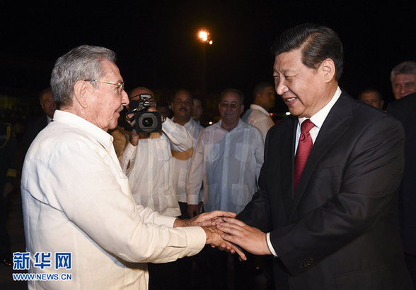 這是古巴國(guó)務(wù)委員會(huì)主席兼部長(zhǎng)會(huì)議主席勞爾·卡斯特羅到機(jī)場(chǎng)為習(xí)近平送行。