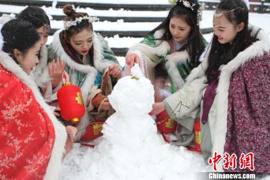 古裝美女雪中斗艷穿越古今玩“打雪仗、堆雪人”