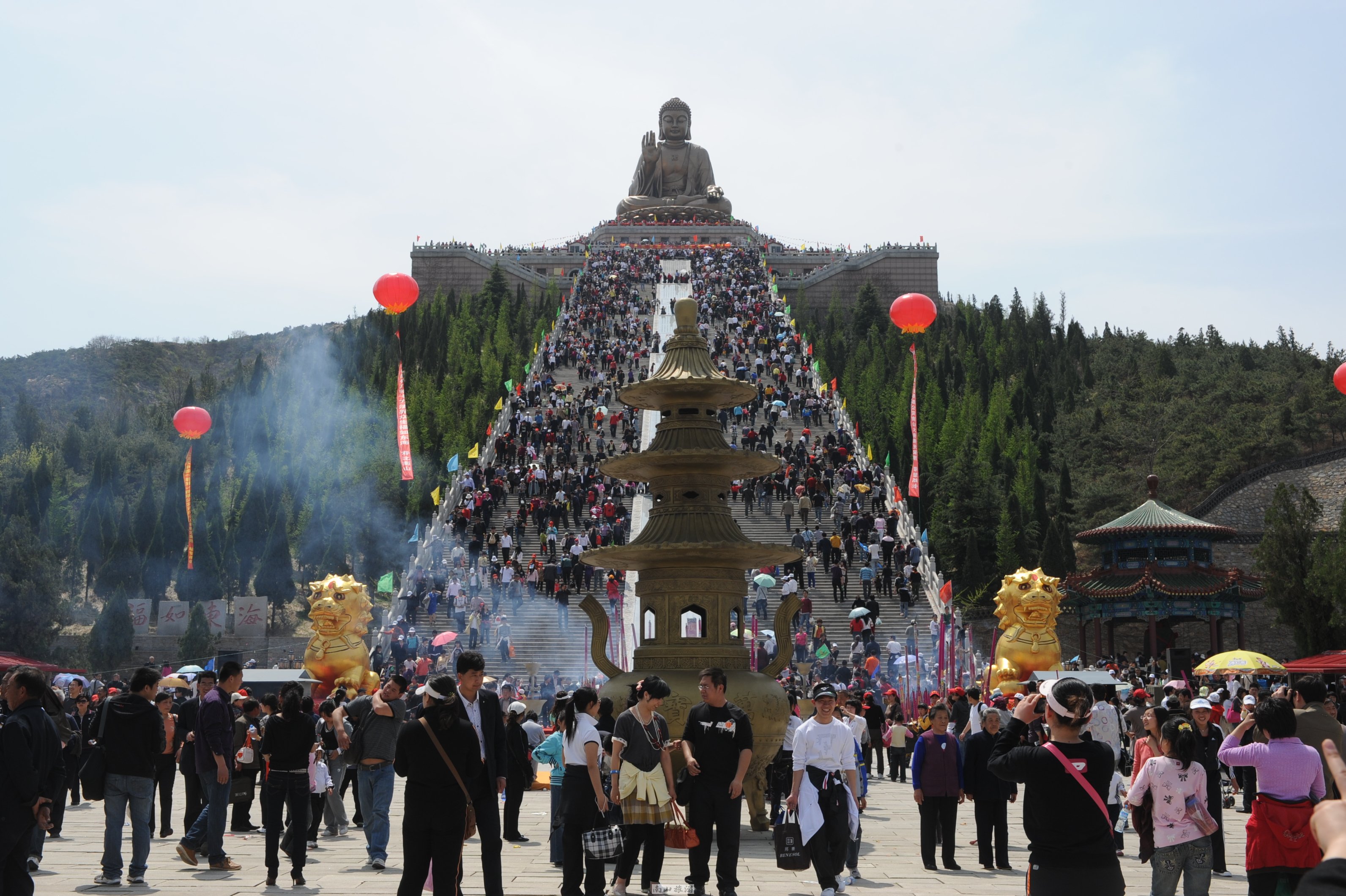 　　“高蹺秧歌扭動南山 ‘非遺盛宴’點(diǎn)亮廟會”——2013年南山春季廟會全面啟動