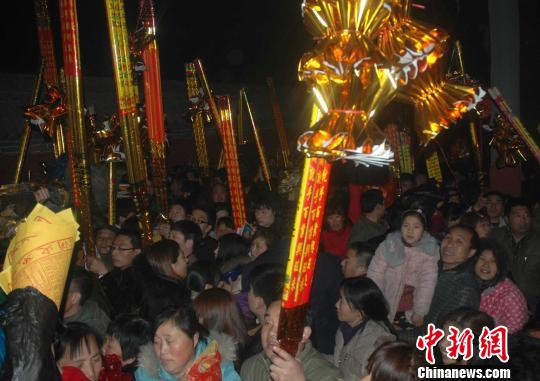 河南淮陽(yáng)萬人連夜排隊(duì)爭(zhēng)燒新年頭炷香為家人祈福